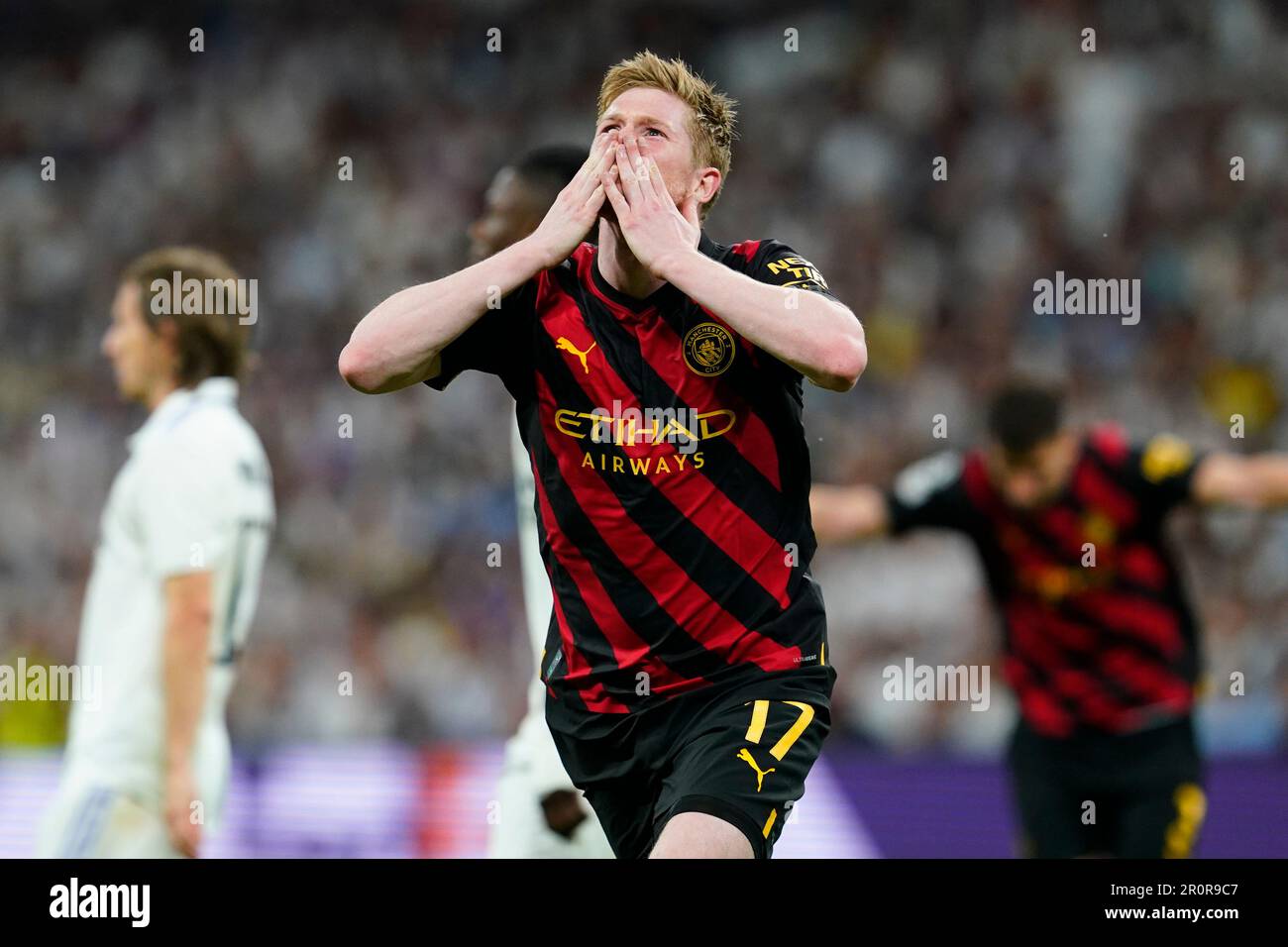 Kevin De Bruyne di Manchester City festeggia dopo aver segnato il gol durante la partita la Liga tra il Real Madrid e Manchester City giocata al Santiago Bernabeu Stadium il 9 maggio 2023 a Madrid, Spagna. (Foto di Sergio Ruiz / PRESSINPHOTO) Foto Stock