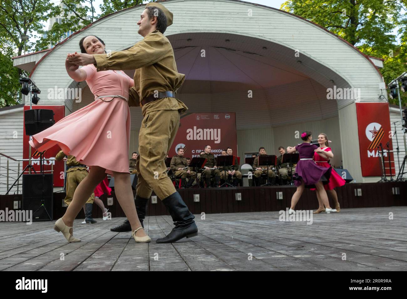 Mosca, Russia. 9th maggio, 2023. I giovani valzer su un palco nel Giardino dell'Hermitage come parte dell'evento della palla della Vittoria "alle sei della sera..." Durante la celebrazione della Giornata della Vittoria il 9 maggio per celebrare 78 anni dalla vittoria sulla Germania nazista nella seconda guerra mondiale, Russia. Nikolay Vinokurov/Alamy Live News Foto Stock