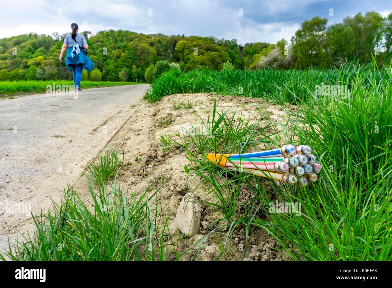 Cavo in fibra ottica, appena posato lungo una corsia di campagna, fornitura di Internet veloce nelle aree rurali, Mülheim an der Ruhr, NRW, Germania Foto Stock