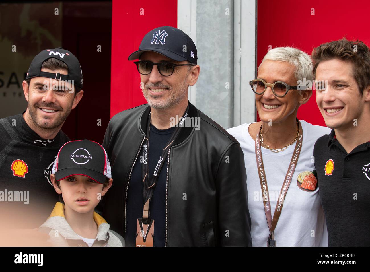 Gad Elmaleh con il figlio Raphael Elmaleh si pone per i fotografi con il Nissan Formula e Team. Il vincitore dell'edizione 6th del Campionato del mondo FIA ABB di Formula e è stato Nick Cassidy, dell'envision Racing Team. Fu il suo secondo trionfo consecutivo nella sua carriera. Foto Stock