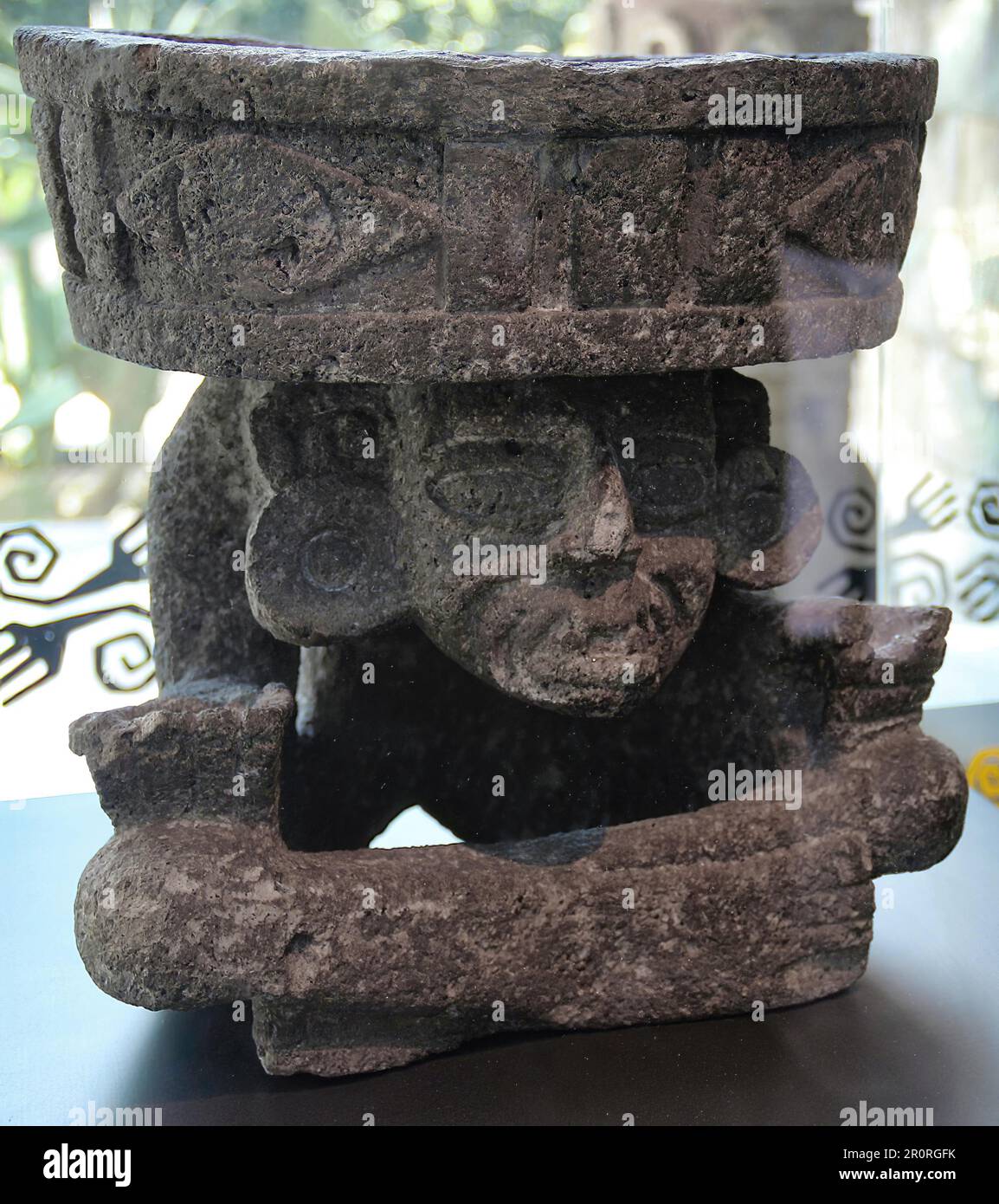 Statuetta che rappresenta la divinità azteca del fuoco proveniente dall'antica e misteriosa città di Teotihuacán (Tenochtitlan) in Messico Foto Stock
