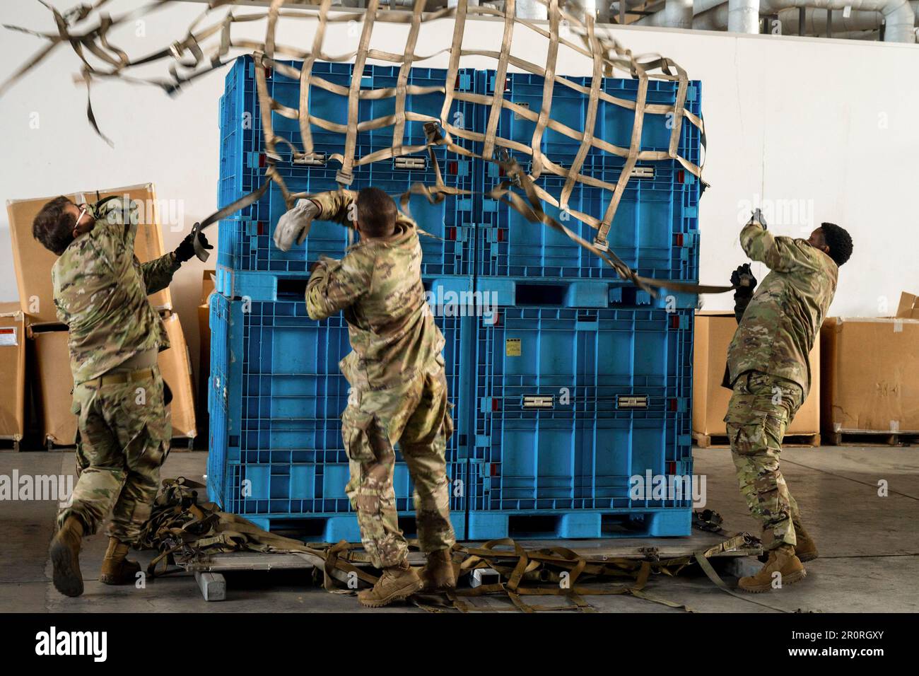 Base aerea di Yokota, Tokyo, Giappone. 1st maggio, 2023. I membri dell'assistenza gettano una rete su un pallet presso la base aerea di Yokota, Giappone, 1 maggio 2023. Questi soldati di Camp Zama, Giappone, stanno rinnovando le loro abilità sulla costruzione di pallet e le procedure di carico di attrezzatura, in un addestramento ospitato da Yokota Airmen. (Foto di Jarrett Smith) Credit: US Air Force/ZUMA Press Wire Service/ZUMAPRESS.com/Alamy Live News Foto Stock