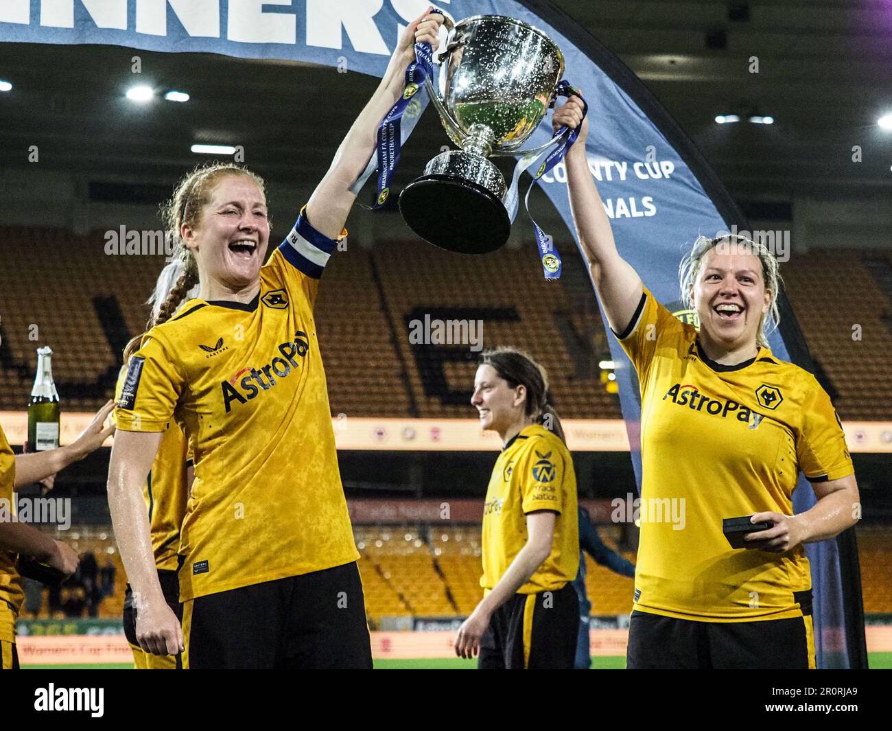 Wolverhampton, Regno Unito. 09th maggio, 2023. Wolverhampton, Inghilterra, 9th 2023 maggio: Anna Price (4 Wolverhampton Wanderers) e Helen Dermody (10 Wolverhampton Wanderers) alzano la coppa durante la finale della Birmingham County Cup tra Wolverhampton Wanderers e Stourbridge allo stadio Molineux di Wolverhampton, Inghilterra (Natalie Mincher/SPP) Credit: SPP Sport Press Photo. /Alamy Live News Foto Stock