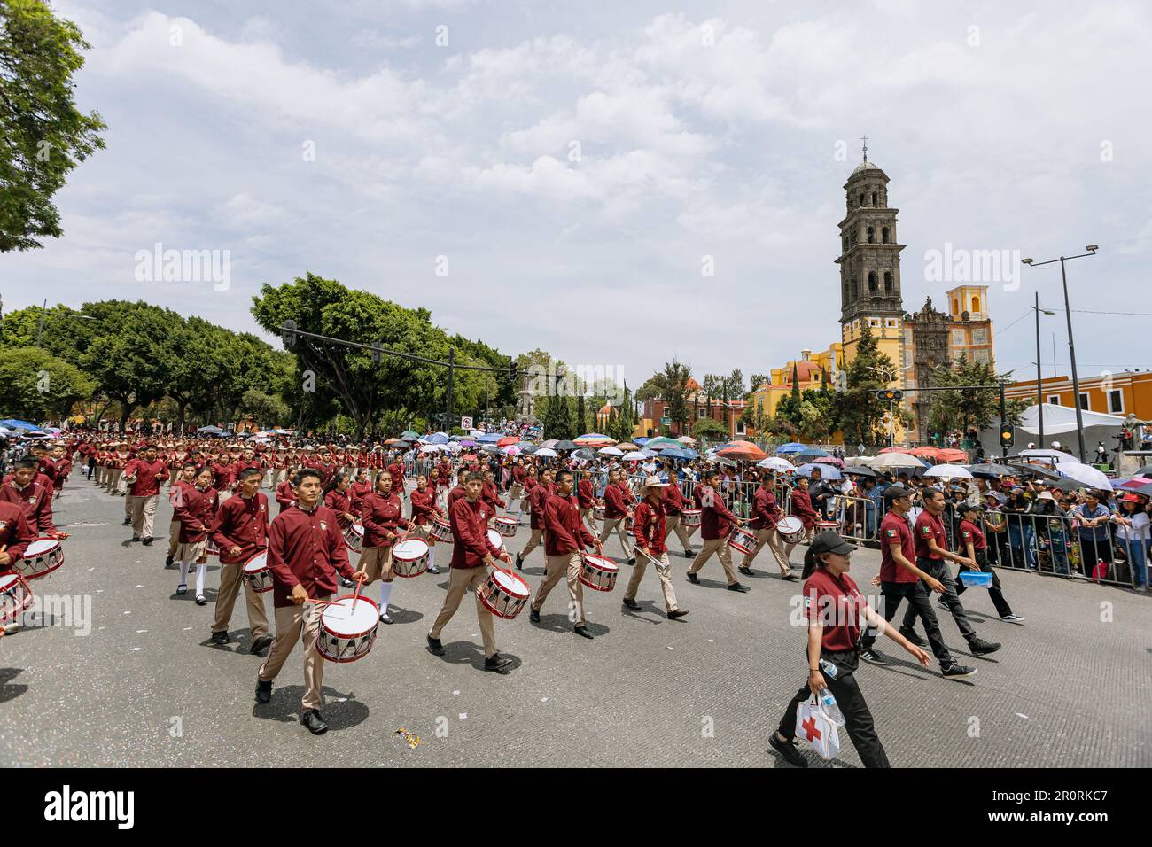 Gli studenti marciano nella parata civica in occasione dell'anniversario della battaglia del 5 maggio nello stato di Puebla Foto Stock