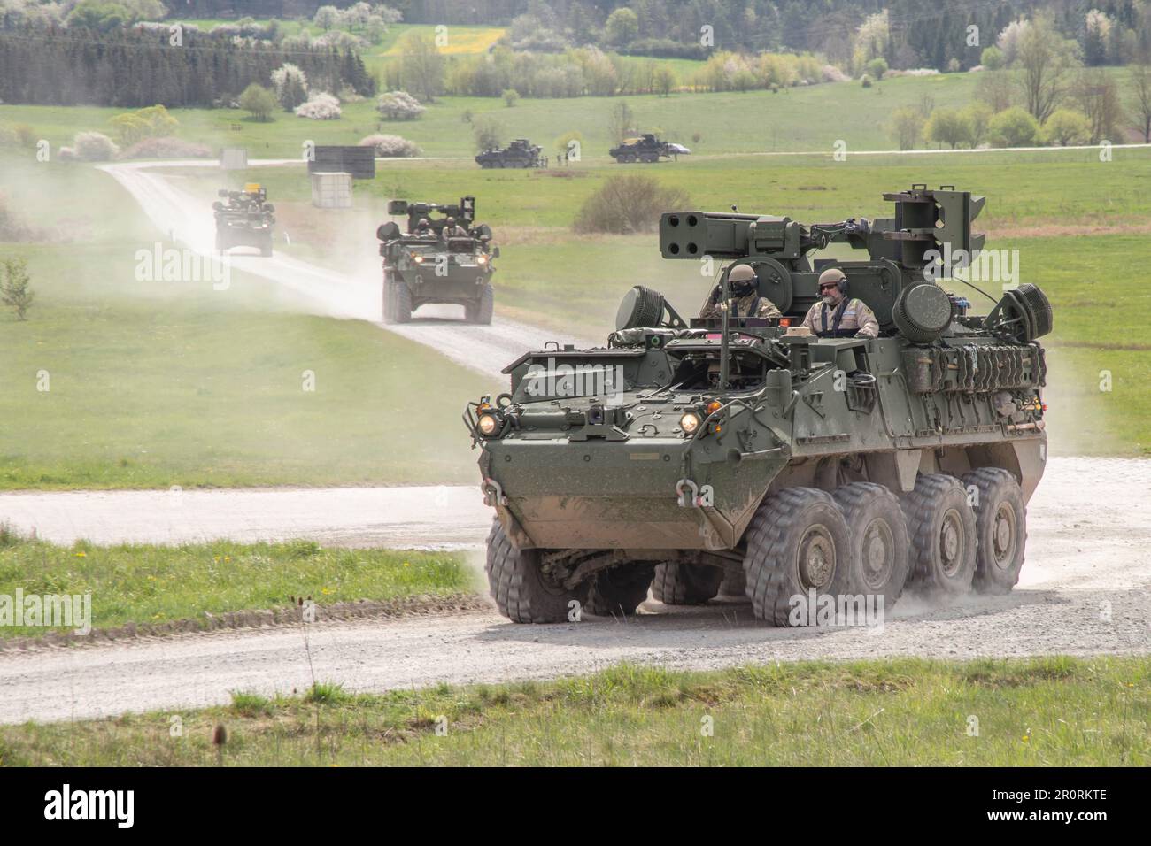 Oberdachstetten, Baviera, Germania. 26th Apr, 2023. STATI UNITI Soldati dell'esercito con C - batteria, 5th battaglione, 4th artiglieria di difesa dell'aria, 10th comando di difesa dell'aria e del missile dell'esercito, guida addestramento dei driver sullo Stryker M-SHORAD, 23 aprile 2023, al complesso di Oberdachstetten Range, Germania. Credit: Georgios Moumoulidis/US Army/ZUMA Press Wire Service/ZUMAPRESS.com/Alamy Notizie dal vivo Foto Stock