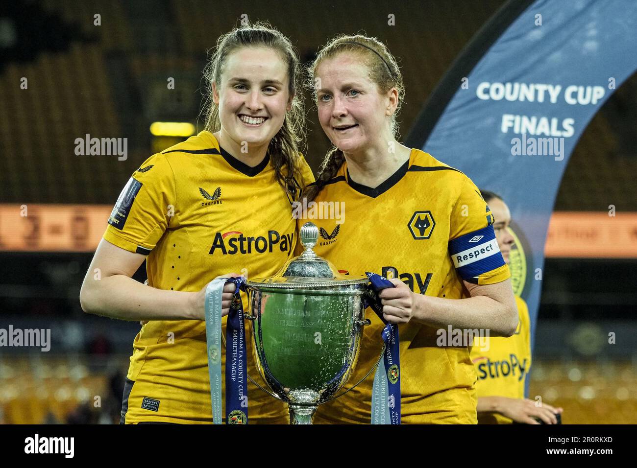 Wolverhampton, Regno Unito. 09th maggio, 2023. Wolverhampton, Inghilterra, 9th 2023 maggio: Anna Morphet (3 Wolverhampton Wanderers) e Anna Price (4 Wolverhampton Wanderers) con il trofeo a tempo pieno della finale della Birmingham County Cup tra Wolverhampton Wanderers e Stourbridge allo stadio Molineux di Wolverhampton, Inghilterra (Natalie Mincher/SPP) Credit: SPP Sport Press Photo. /Alamy Live News Foto Stock