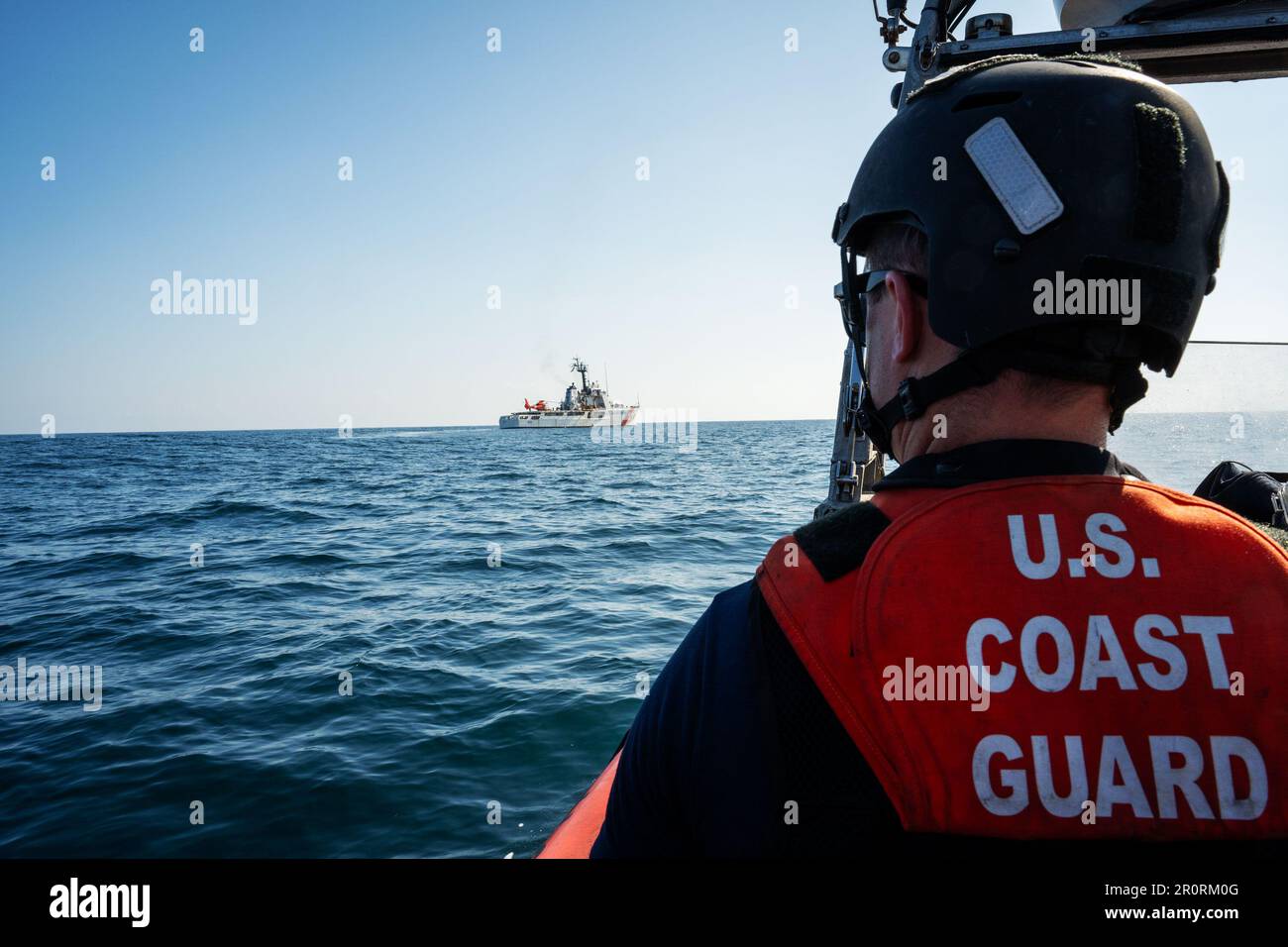 STATI UNITI Coast Guard Cutter Active (WMEC 618) attende il ritorno di un equipaggio di imbarcazioni nell'Oceano Pacifico orientale, 26 febbraio 2023. BM2 Devin Adams Active è in pattuglia che conduce una missione di controfarmaco al largo delle coste dell'America Centrale e del Nord (Stati Uniti Coast Guard foto di Petty Officer 2nd Classe Justin upshaw). Foto Stock