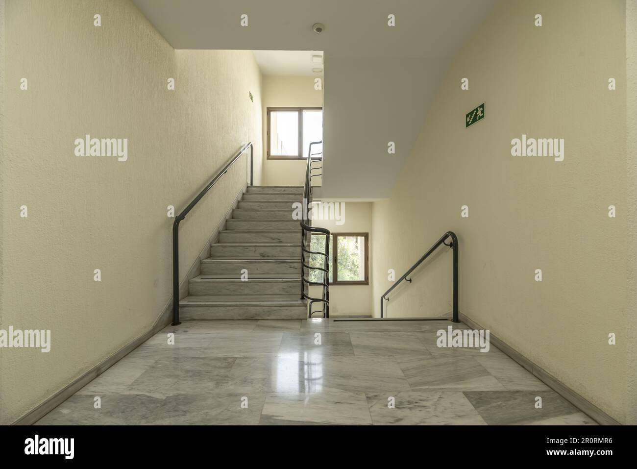 Scale interne di un edificio di uffici con pavimenti e gradini in marmo  bianco lucido Foto stock - Alamy