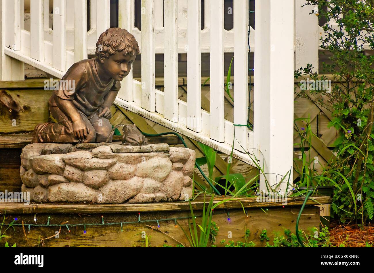 Una statua di un ragazzo e una tartaruga si trova sui gradini della Lighthouse Bakery, 29 aprile 2023, a Dauphin Island, Alabama. Foto Stock