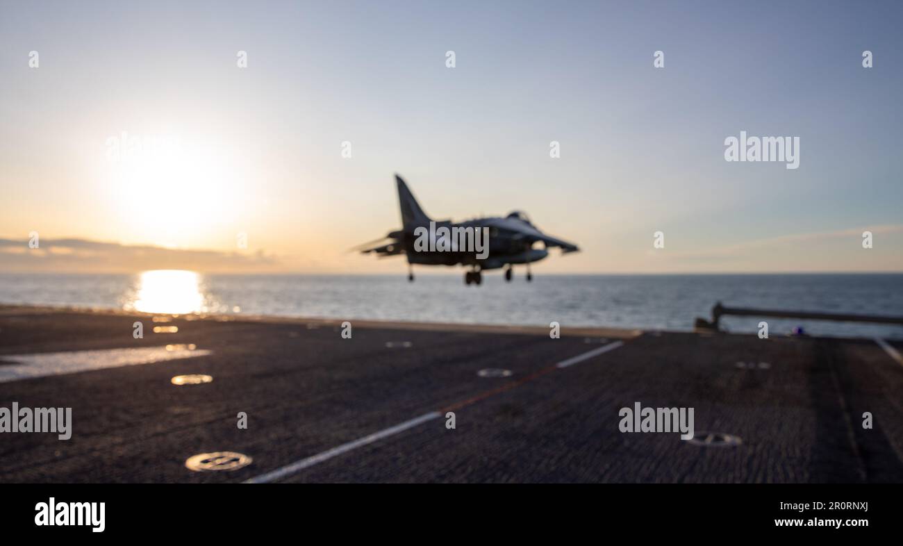230504-N-XO158-1597 OCEANO ATLANTICO (4 maggio 2023) un AV-8B Harrier II, assegnato alle “Aquile d’oro” di Marine Medium Tiltrotor Squadron (VMM) 162 (rinforzato), decollera dal ponte di volo della nave d’assalto anfibia USS WASP (LHD 1) durante le operazioni di volo, 4 maggio 2023. WASP sta conducendo ispezioni e valutazioni della fase base. (STATI UNITI Foto Navy di Mass Communication Specialist 2nd Class Sydney Milligan) Foto Stock