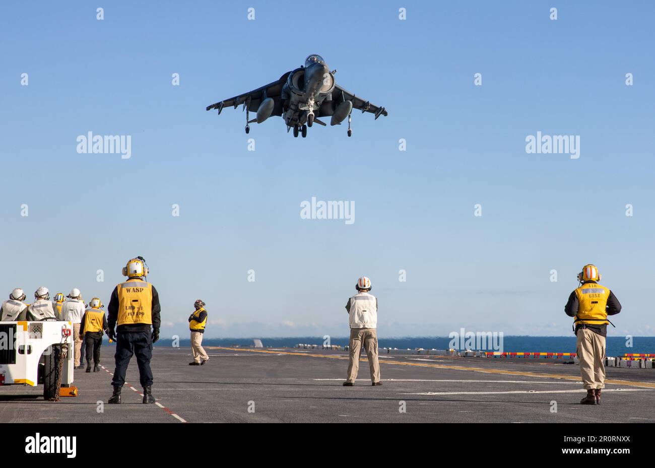 230504-N-XO158-1371 OCEANO ATLANTICO (4 maggio 2023) i marinai osservano come un AV-8B Harrier II, assegnato alle “aquile d’oro” di Marine Medium Tiltrotor Squadron (VMM) 162 (rinforzato), atterra sul ponte di volo della nave d’assalto anfibio USS Wasp (LHD 1) durante le operazioni di volo, il 4 maggio 2023. WASP sta conducendo ispezioni e valutazioni della fase base. (STATI UNITI Foto Navy di Mass Communication Specialist 2nd Class Sydney Milligan) Foto Stock