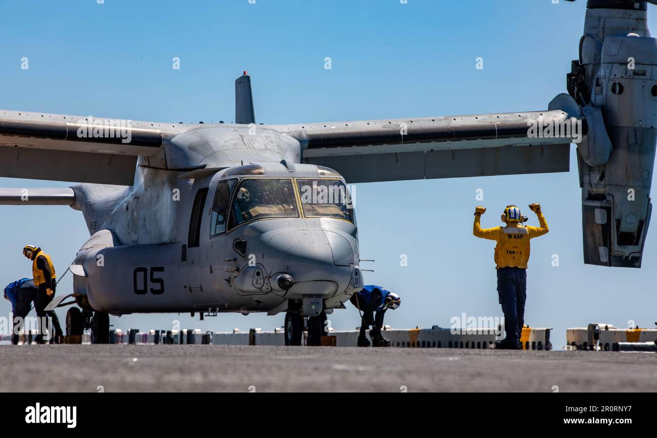 230505-N-XO158-1019 OCEANO ATLANTICO (5 maggio 2023) i marinai assaliscono e concatenano una MV-22B Osprey, assegnata ai “tori Raging” della Marine Medium Tiltrotor Squadron (VMM) 261, durante le operazioni di volo sul ponte di volo della nave d'assalto anfibia USS Wasp (LHD 1), 5 maggio 2023. WASP sta conducendo ispezioni e valutazioni della fase base. (STATI UNITI Foto Navy di Mass Communication Specialist 2nd Class Sydney Milligan) Foto Stock