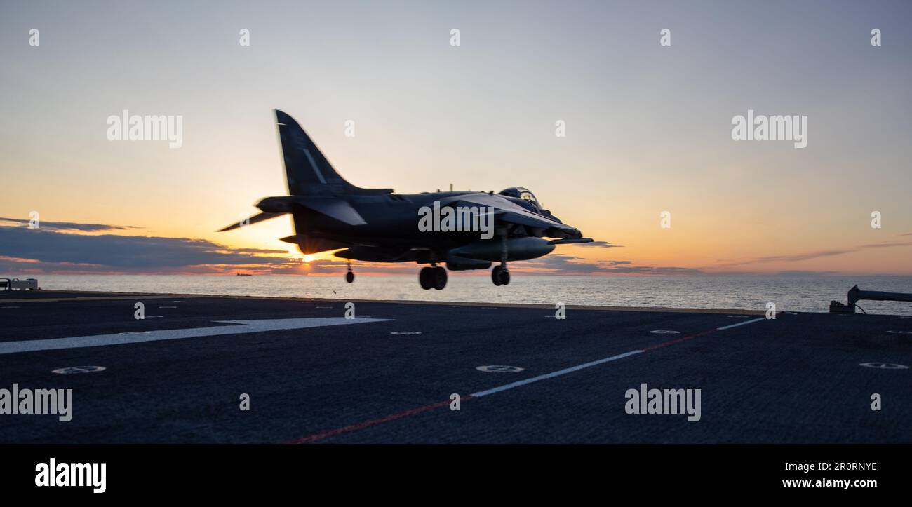 230504-N-XO158-1615 OCEANO ATLANTICO (4 maggio 2023) un AV-8B Harrier II, assegnato alle “Aquile d’oro” di Marine Medium Tiltrotor Squadron (VMM) 162 (rinforzato), decollera dal ponte di volo della nave d’assalto anfibia USS WASP (LHD 1) durante le operazioni di volo, 4 maggio 2023. WASP sta conducendo ispezioni e valutazioni della fase base. (STATI UNITI Foto Navy di Mass Communication Specialist 2nd Class Sydney Milligan) Foto Stock