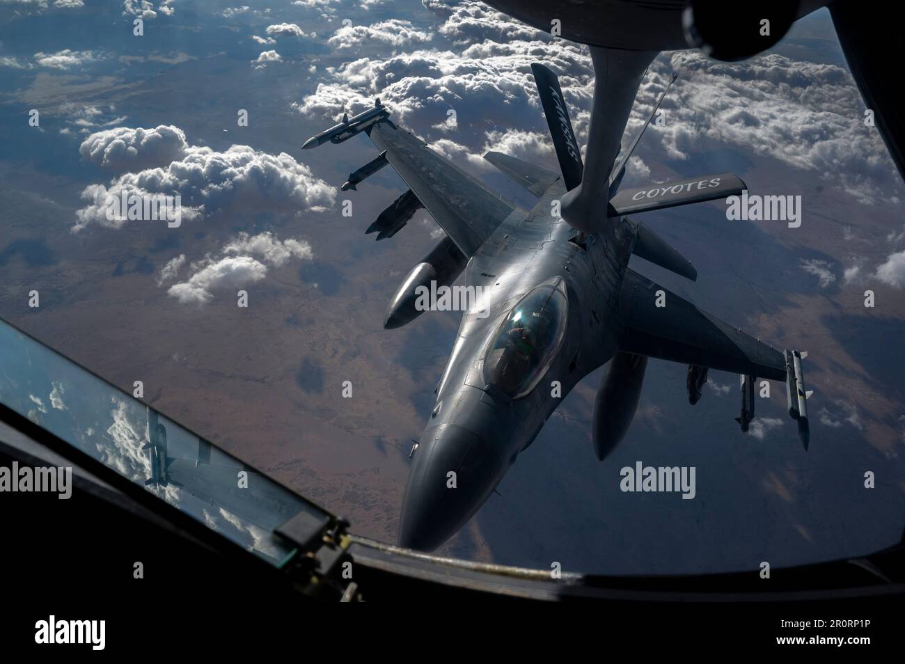 NEGLI STATI UNITI Air Force F-16 Fighting Falcon riceve carburante da un KC-135 Stratotanker negli Stati Uniti Central Command area of Responsibility, 1 maggio 2023.F-16 gli aerei sono schierati presso l'USCENTCOM AOR per dissuadere gli avversari, fornire Combat airpower e garantire la sicurezza regionale. (STATI UNITI Air Force foto di Senior Airman Jacob Cabanero) Foto Stock