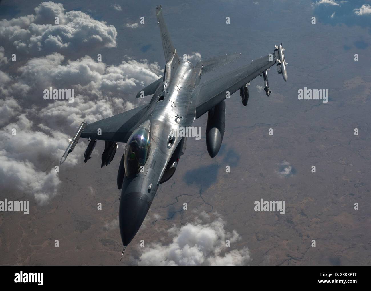 NEGLI STATI UNITI Air Force F-16 Fighting Falcon vola negli Stati Uniti Area di responsabilità del comando centrale, 1 maggio 2023. Gli aerei F-16 vengono impiegati presso l'USCENTCOM AOR per dissuadere gli avversari, fornire la forza aerea di combattimento e garantire la sicurezza regionale. (STATI UNITI Air Force foto di Senior Airman Jacob Cabanero) Foto Stock