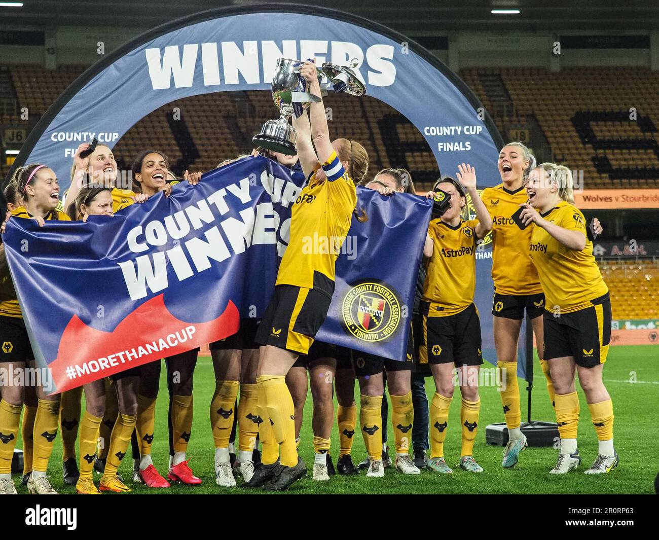 Wolverhampton, Regno Unito. 09th maggio, 2023. Wolverhampton, Inghilterra, 9th 2023 maggio: Captain Anna Price (4 Wolverhampton Wanderers) solleva il trofeo a tempo pieno della finale della Birmingham County Cup tra Wolverhampton Wanderers e Stourbridge allo stadio Molineux di Wolverhampton, Inghilterra (Natalie Mincher/SPP) Credit: SPP Sport Press Photo. /Alamy Live News Foto Stock