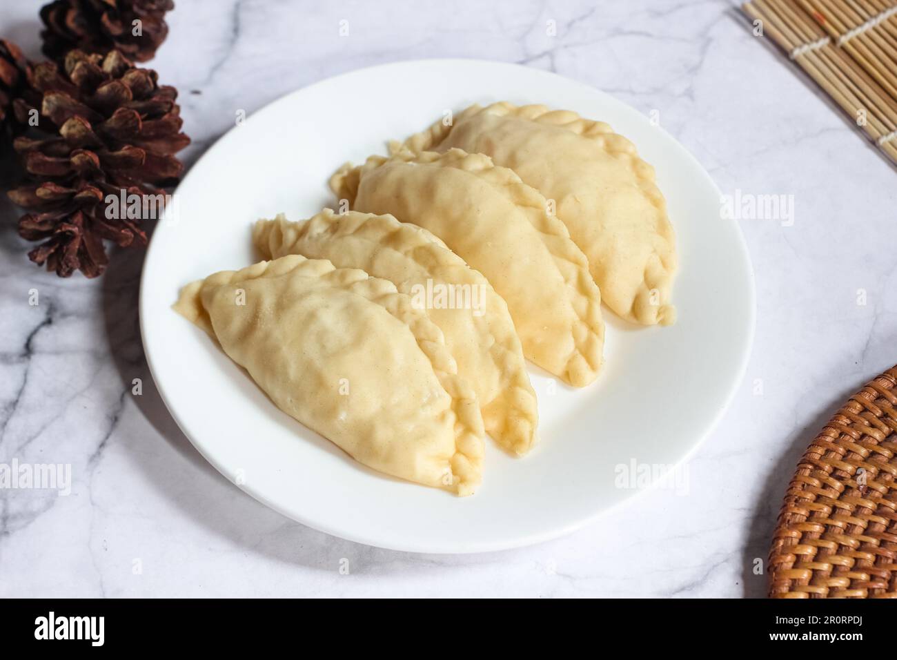 Pastel Goreng è una pasticceria popolare in Indonesia. pastelli crudi pronti per la cottura ripieni di verdure e carne di pollo Foto Stock