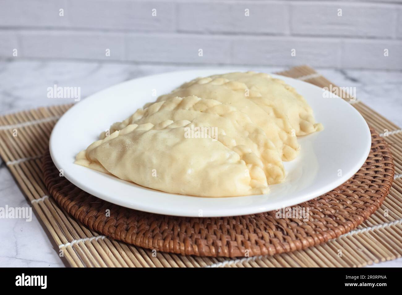 Pastel Goreng è una pasticceria popolare in Indonesia. pastelli crudi pronti per la cottura ripieni di verdure e carne di pollo Foto Stock