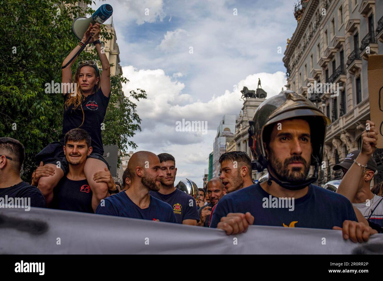Madrid, Spagna. 09th maggio, 2023. Un protesico portato sopra la folla tiene un megafono durante la manifestazione. L'Unione dei pompieri, federata in CSIT Unión Profesional, ha chiamato una dimostrazione di aspiranti pompieri della Comunità di Madrid come una protesta contro la pubblicazione di un nuovo ritardo nel processo di selezione per i nuovi pompieri professionisti. Credit: SOPA Images Limited/Alamy Live News Foto Stock