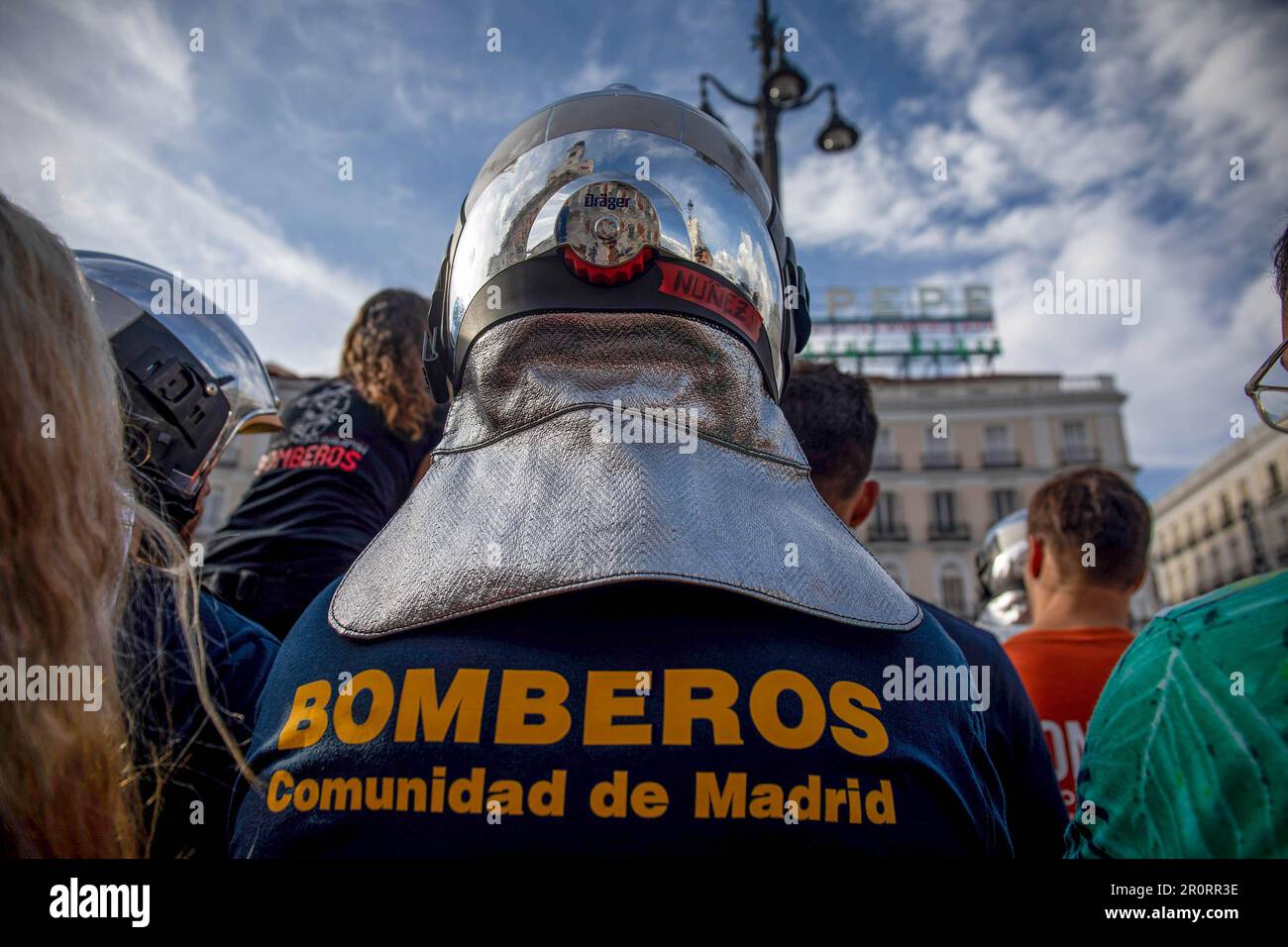 Madrid, Spagna. 09th maggio, 2023. Un vigile del fuoco con il casco è visto di fronte alla piazza Puerta del Sol durante la dimostrazione. L'Unione dei pompieri, federata in CSIT Unión Profesional, ha chiamato una dimostrazione di aspiranti pompieri della Comunità di Madrid come una protesta contro la pubblicazione di un nuovo ritardo nel processo di selezione per i nuovi pompieri professionisti. Credit: SOPA Images Limited/Alamy Live News Foto Stock
