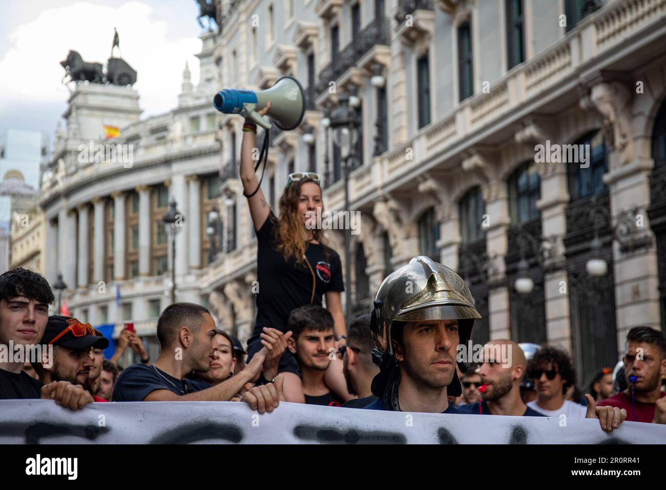 Madrid, Spagna. 09th maggio, 2023. Un protesico portato sopra la folla tiene un megafono durante la manifestazione. L'Unione dei pompieri, federata in CSIT Unión Profesional, ha chiamato una dimostrazione di aspiranti pompieri della Comunità di Madrid come una protesta contro la pubblicazione di un nuovo ritardo nel processo di selezione per i nuovi pompieri professionisti. Credit: SOPA Images Limited/Alamy Live News Foto Stock