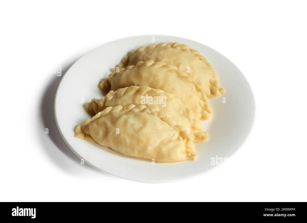 KUE pastello grezzo isolato su sfondo bianco. KUE Pastel o pane fritto o empanadas, spuntini popolari in Indonesia. Foto Stock