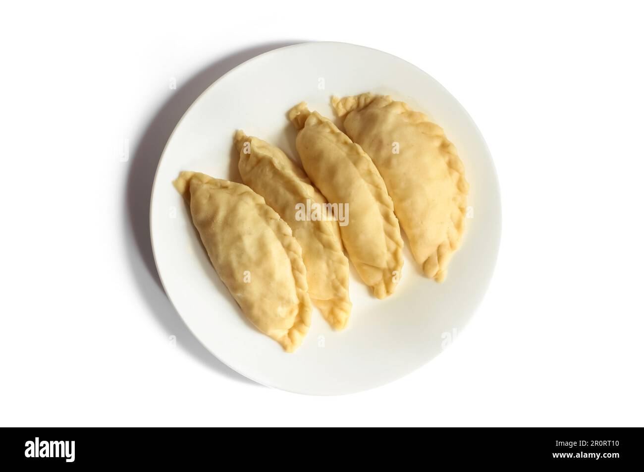 KUE pastello grezzo isolato su sfondo bianco. KUE Pastel o pane fritto o empanadas, spuntini popolari in Indonesia. Foto Stock