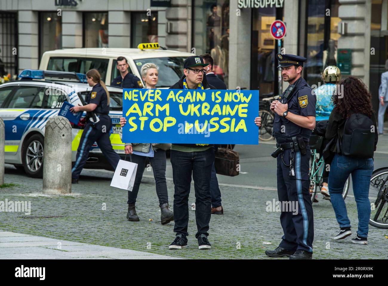 9 maggio 2023, Monaco, Baviera, Germania: In coincidenza con le celebrazioni della Giornata Mondiale della Vittoria, Monaco ha visto un'altra demo del reggimento immortale che è stata questa volta guidata da Amid Saidi, che ha organizzato la demo putinista nel 2022. Originariamente concepito dai giornalisti russi Sergei Kolotovkin, Sergei Lapenkov e Igor Dmitriev, per avere commemorazioni non militarizzate di coloro che hanno combattuto nella seconda guerra mondiale, il reggimento immortale (Ger: Unsterbliches Regiment) è stato visto dal 2015 come parte della guerra ibrida del regime Putin e delle offese espansionistiche nel mondo esterno alla Russia. Critici, che includono i fondatori o Foto Stock 9 maggio 2023, Monaco, Baviera, Germania: In coincidenza con le celebrazioni della Giornata Mondiale della Vittoria, Monaco ha visto un'altra demo del reggimento immortale che è stata questa volta guidata da Amid Saidi, che ha organizzato la demo putinista nel 2022. Originariamente concepito dai giornalisti russi Sergei Kolotovkin, Sergei Lapenkov e Igor Dmitriev, per avere commemorazioni non militarizzate di coloro che hanno combattuto nella seconda guerra mondiale, il reggimento immortale (Ger: Unsterbliches Regiment) è stato visto dal 2015 come parte della guerra ibrida del regime Putin e delle offese espansionistiche nel mondo esterno alla Russia. Critici, che includono i fondatori o Foto Stock