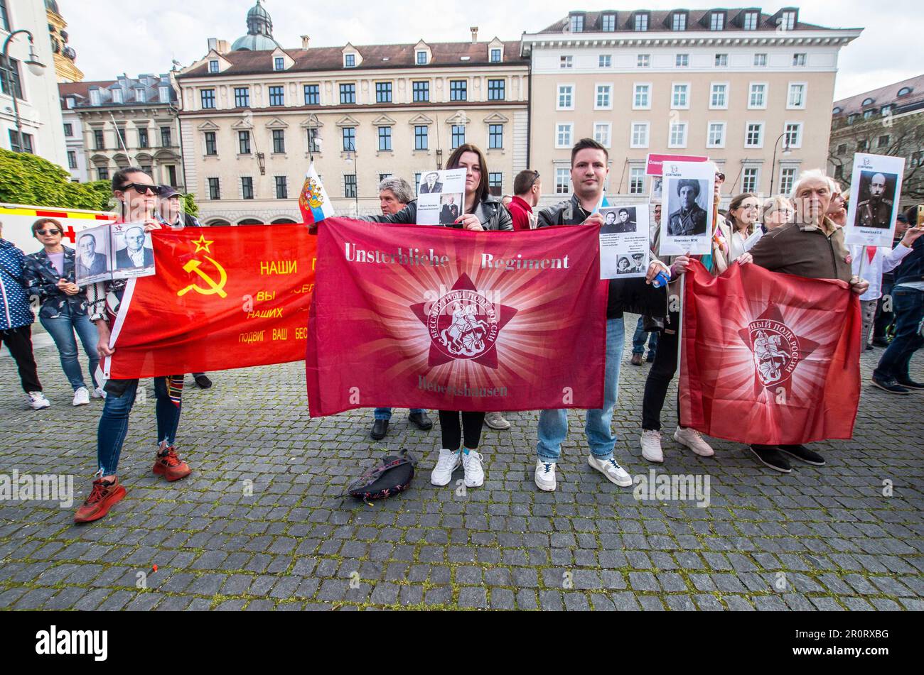 9 maggio 2023, Monaco, Baviera, Germania: In coincidenza con le celebrazioni della Giornata Mondiale della Vittoria, Monaco ha visto un'altra demo del reggimento immortale che è stata questa volta guidata da Amid Saidi, che ha organizzato la demo putinista nel 2022. Originariamente concepito dai giornalisti russi Sergei Kolotovkin, Sergei Lapenkov e Igor Dmitriev, per avere commemorazioni non militarizzate di coloro che hanno combattuto nella seconda guerra mondiale, il reggimento immortale (Ger: Unsterbliches Regiment) è stato visto dal 2015 come parte della guerra ibrida del regime Putin e delle offese espansionistiche nel mondo esterno alla Russia. Critici, che includono i fondatori o Foto Stock 9 maggio 2023, Monaco, Baviera, Germania: In coincidenza con le celebrazioni della Giornata Mondiale della Vittoria, Monaco ha visto un'altra demo del reggimento immortale che è stata questa volta guidata da Amid Saidi, che ha organizzato la demo putinista nel 2022. Originariamente concepito dai giornalisti russi Sergei Kolotovkin, Sergei Lapenkov e Igor Dmitriev, per avere commemorazioni non militarizzate di coloro che hanno combattuto nella seconda guerra mondiale, il reggimento immortale (Ger: Unsterbliches Regiment) è stato visto dal 2015 come parte della guerra ibrida del regime Putin e delle offese espansionistiche nel mondo esterno alla Russia. Critici, che includono i fondatori o Foto Stock
