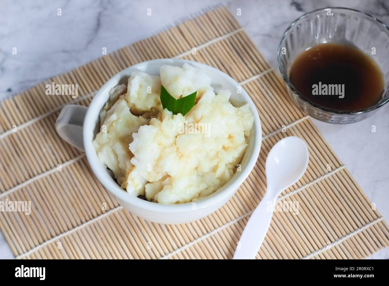 Somma di Bubur. Porridge da dessert proveniente da Giava a base di farina di riso, latte di cocco con sciroppo di zucchero di palma. Cibo popolare durante il Ramadan. Somme di Bubur Foto Stock