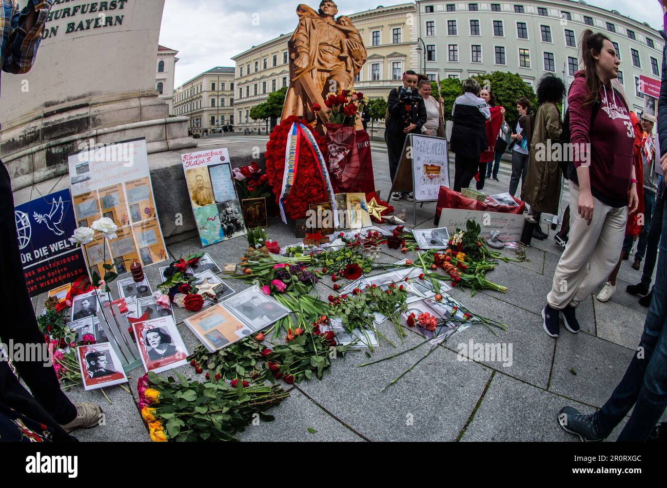 9 maggio 2023, Monaco, Baviera, Germania: In coincidenza con le celebrazioni della Giornata Mondiale della Vittoria, Monaco ha visto un'altra demo del reggimento immortale che è stata questa volta guidata da Amid Saidi, che ha organizzato la demo putinista nel 2022. Originariamente concepito dai giornalisti russi Sergei Kolotovkin, Sergei Lapenkov e Igor Dmitriev, per avere commemorazioni non militarizzate di coloro che hanno combattuto nella seconda guerra mondiale, il reggimento immortale (Ger: Unsterbliches Regiment) è stato visto dal 2015 come parte della guerra ibrida del regime Putin e delle offese espansionistiche nel mondo esterno alla Russia. Critici, che includono i fondatori o Foto Stock 9 maggio 2023, Monaco, Baviera, Germania: In coincidenza con le celebrazioni della Giornata Mondiale della Vittoria, Monaco ha visto un'altra demo del reggimento immortale che è stata questa volta guidata da Amid Saidi, che ha organizzato la demo putinista nel 2022. Originariamente concepito dai giornalisti russi Sergei Kolotovkin, Sergei Lapenkov e Igor Dmitriev, per avere commemorazioni non militarizzate di coloro che hanno combattuto nella seconda guerra mondiale, il reggimento immortale (Ger: Unsterbliches Regiment) è stato visto dal 2015 come parte della guerra ibrida del regime Putin e delle offese espansionistiche nel mondo esterno alla Russia. Critici, che includono i fondatori o Foto Stock