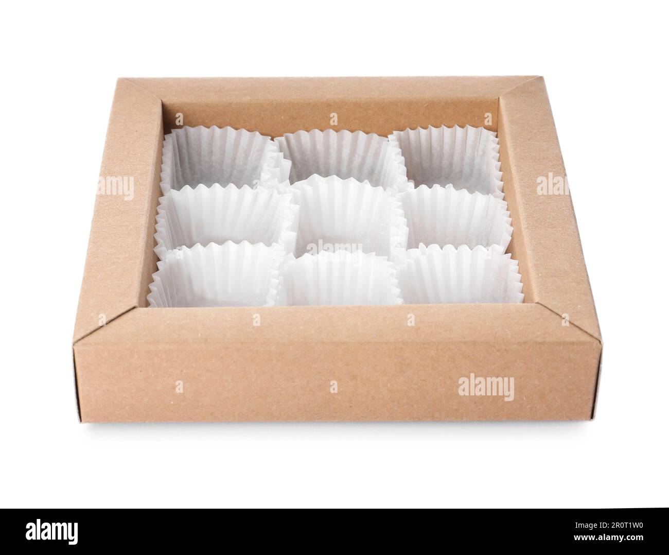 Scatola vuota di dolci al cioccolato con tazze di carta caramella isolato su bianco Foto Stock