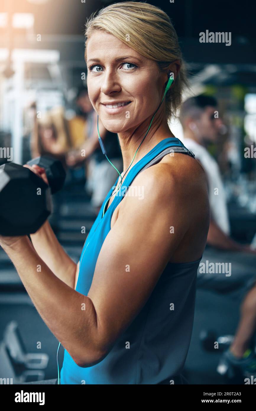 Il progresso lento è molto meglio delle scuse veloci. una donna che fa esercizi di peso in palestra. Foto Stock