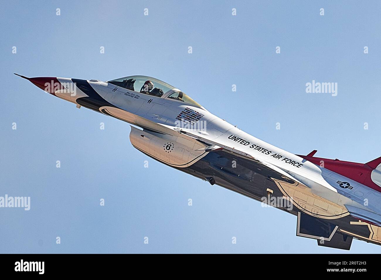 California, Stati Uniti. 21st Apr, 2023. L'USAF Thunderbirds al so Cal Air Show 2023 presso la base della riserva aerea di marzo. (Credit Image: © Ian L. Sitren/ZUMA Press Wire) SOLO PER USO EDITORIALE! Non per USO commerciale! Foto Stock