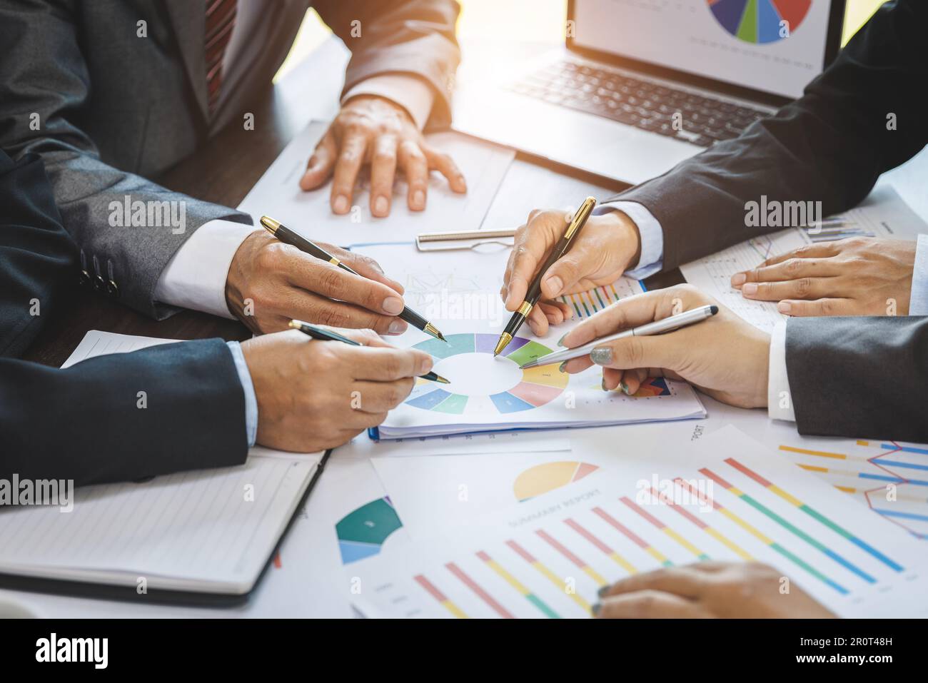 Uomo d'affari che analizza il grafico dei costi sulla tabella Brainstorm idee, concetti, unità, lavoro di squadra, pianificazione, successo sul lavoro. Foto Stock