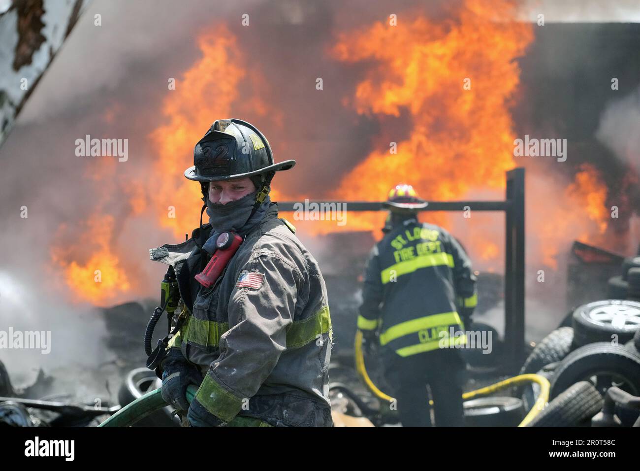 St Louis, Stati Uniti. 09th maggio, 2023. Un St. Louis pompiere tira una linea di tubo mentre altri combattono un ostinato incendio di deposito di salvataggio alimentato da benzina e blocchi motore di magnesio a St.. Louis su Martedì, Maggio 9, 2023. Foto di Bill Greenblatt/UPI Credit: UPI/Alamy Live News Foto Stock