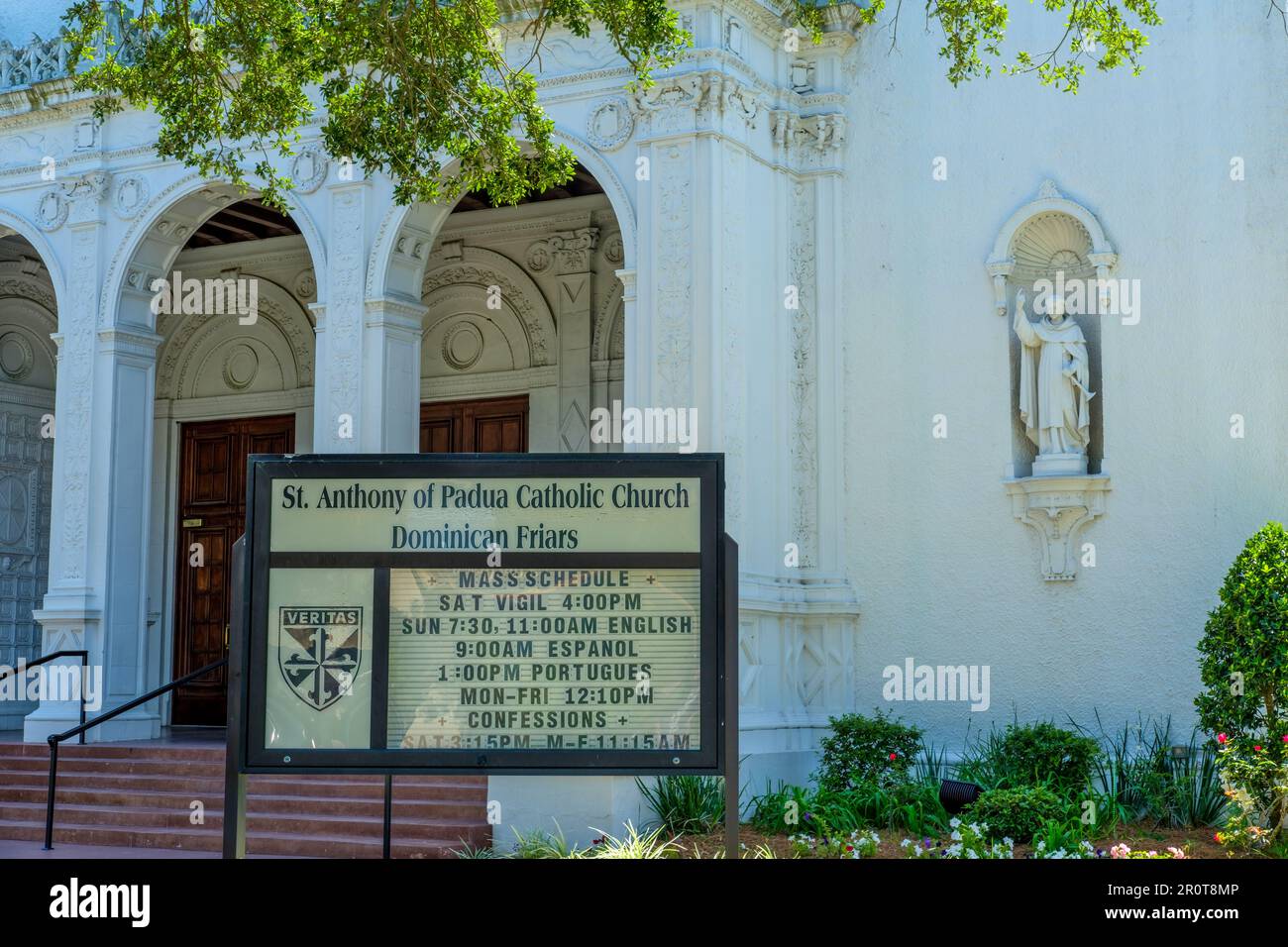 NEW ORLEANS, LA, USA - 17 APRILE 2023: Cartello con l'orario dei servizi e la vista frontale in sezione di St Anthony di Padova Chiesa cattolica su Canal Street Foto Stock