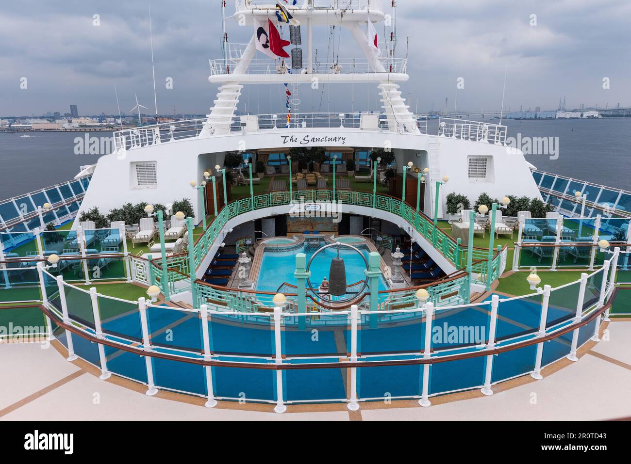 Yokohama, Giappone 16 luglio 2016 - piscina blu vuota per soli adulti sulla principessa Diamond della Princess Cruise Line. Foto Stock