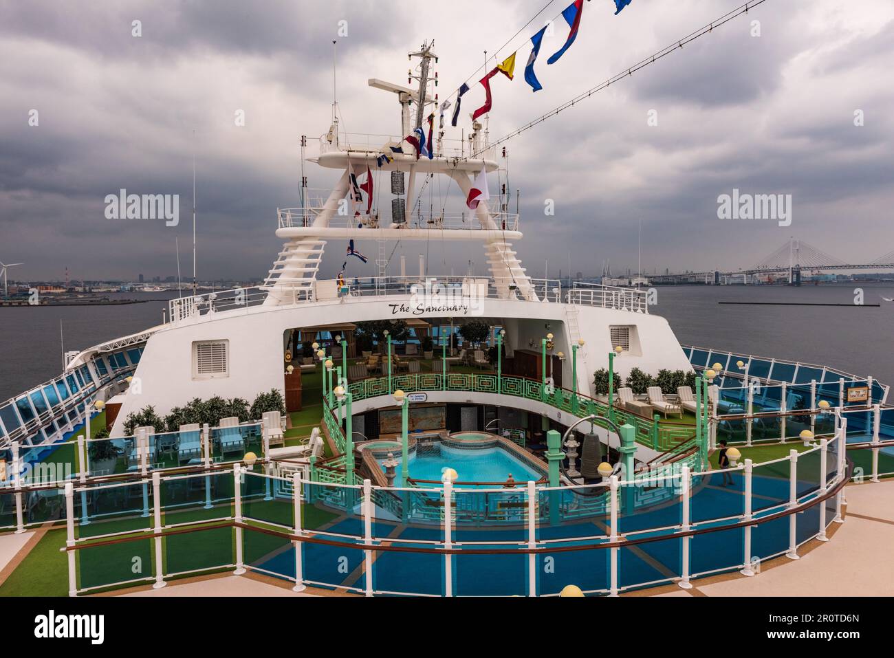 Yokohama, Giappone 16 luglio 2016 - Vista della piscina del Santuario per soli adulti sulla nave da crociera Diamond Princess. Foto Stock