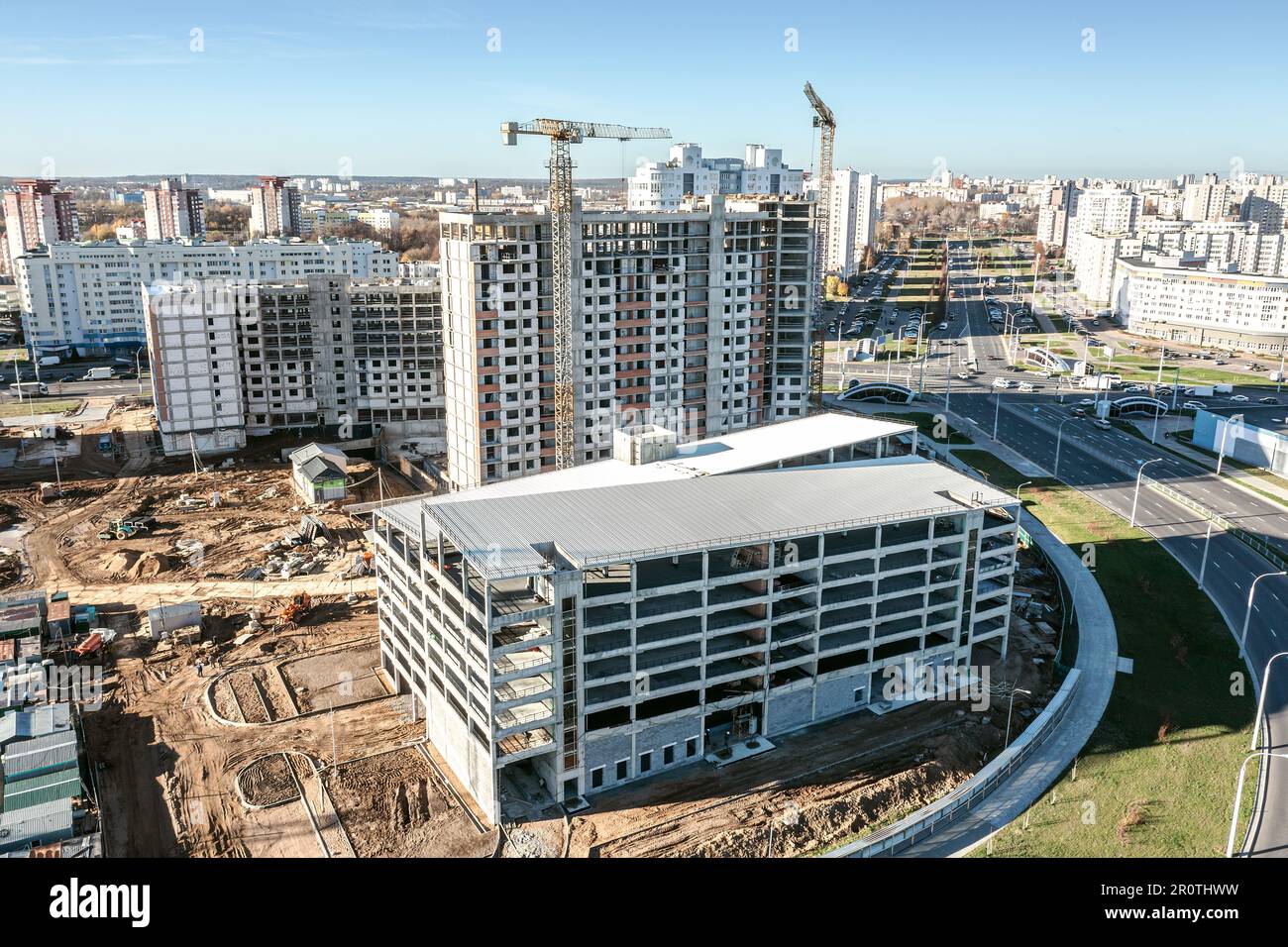 sviluppo di una nuova zona residenziale. garage multilivello in costruzione. vista aerea. Foto Stock