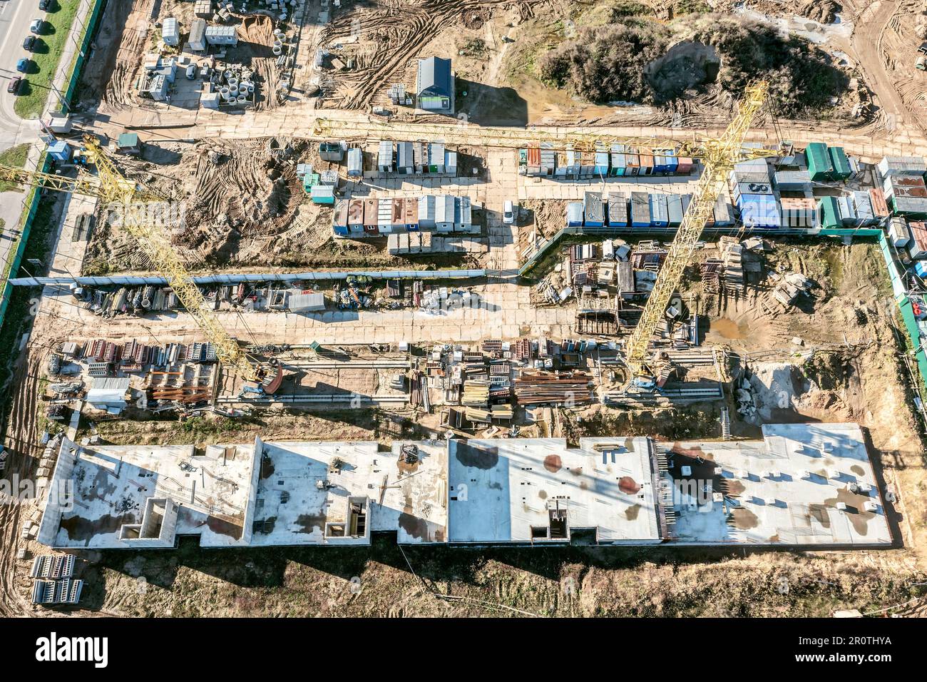 fondamenta in cemento armato per la costruzione di appartamenti a più piani in costruzione. vista aerea. Foto Stock