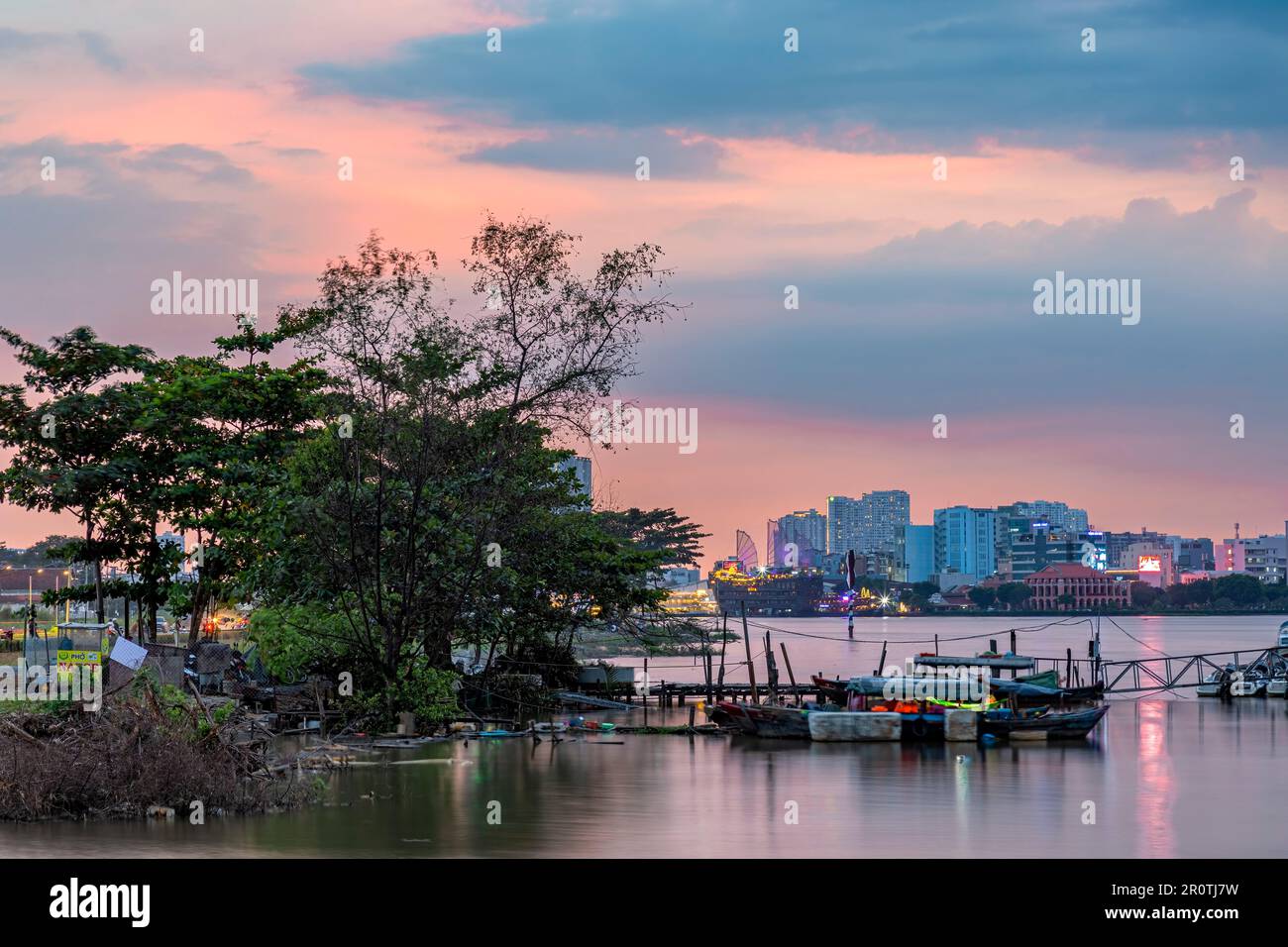 Scena sul fiume al tramonto, fiume Saigon, ho Chi Minh City, Vietnam Foto Stock