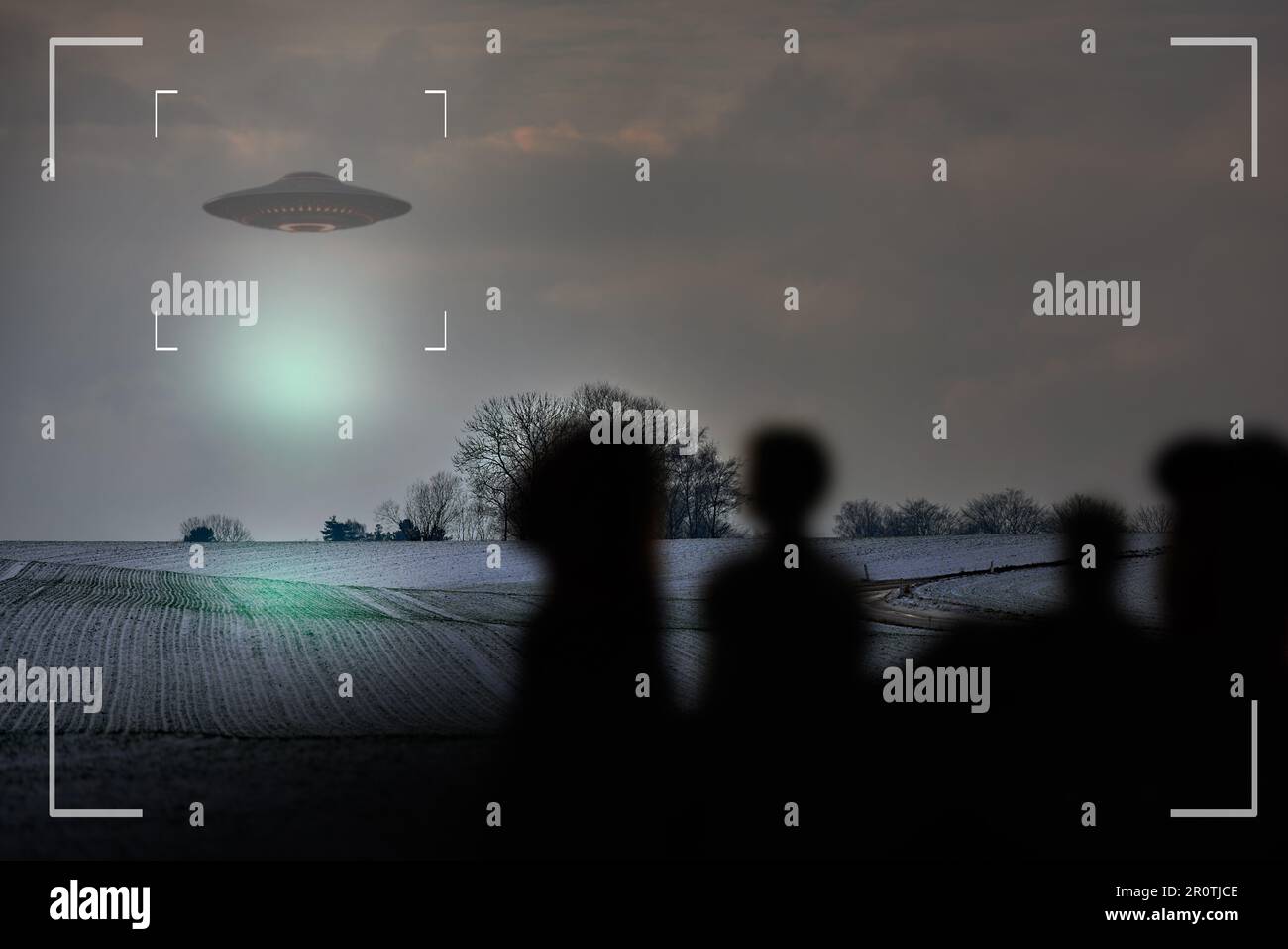 UFO, alieno e videocamera su un display della fotocamera per registrare un disco volante nel cielo sopra l'area 51. Mirino, avvistamento e cospirazione con un'astronave Foto Stock