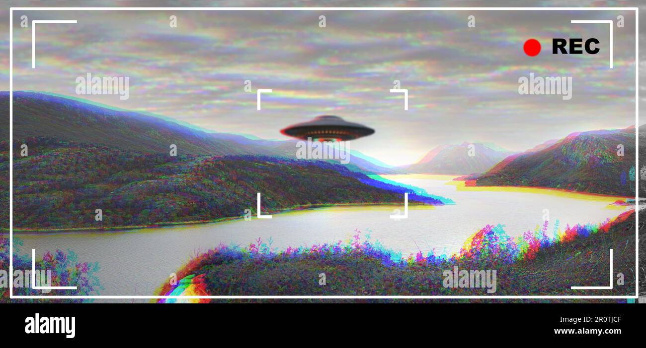 Mirino UFO, alieno e videocamera con un'astronave che vola nel cielo sopra l'area 51 per un'invasione. La macchina fotografica, il veicolo spaziale e la teoria della cospirazione con un Foto Stock