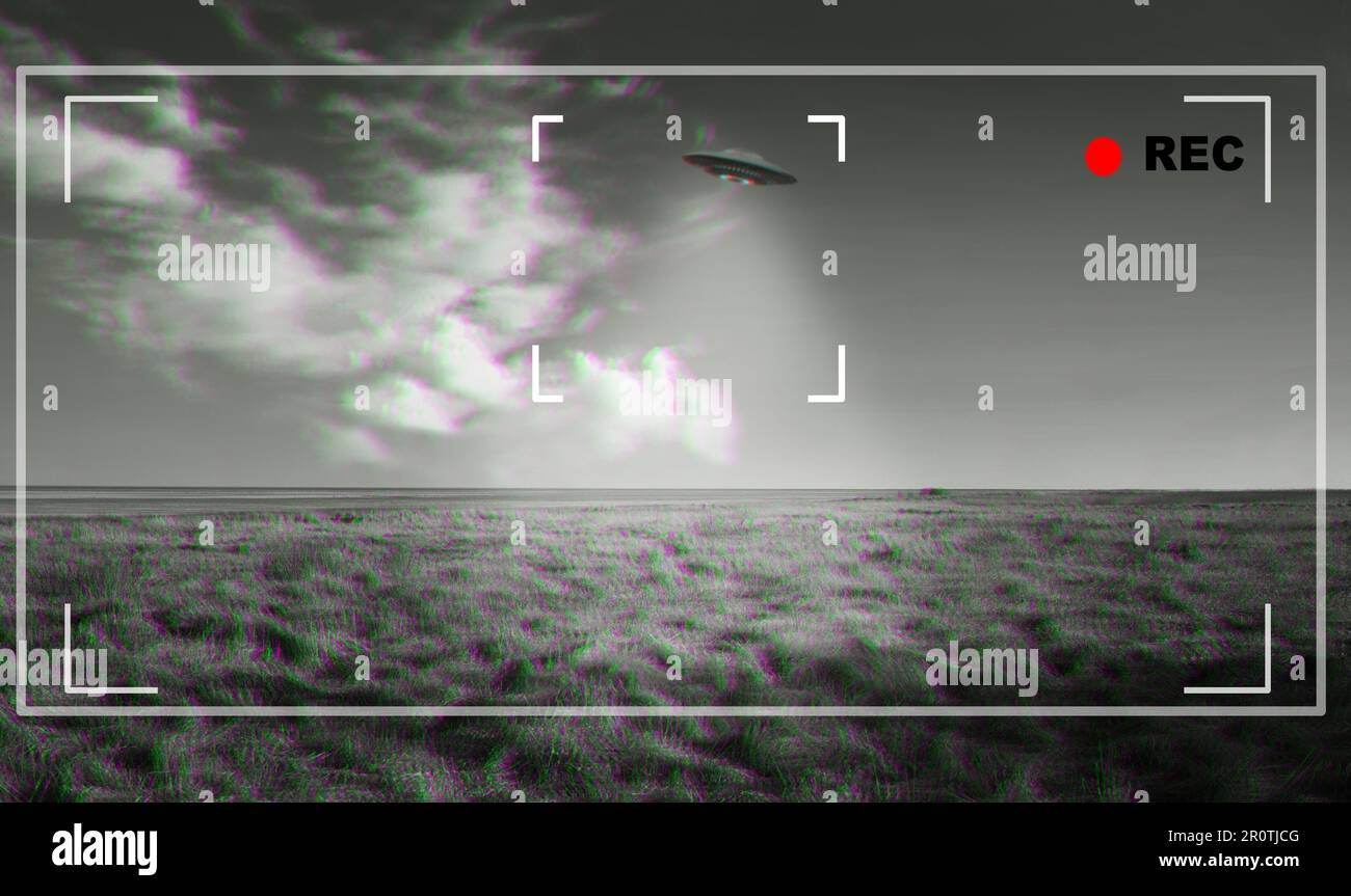 UFO, alieno e mirino su un display fotocamera per registrare un disco volante nel cielo sopra l'area 51. Videocamera, avvistamento e cospirazione con una navicella spaziale Foto Stock