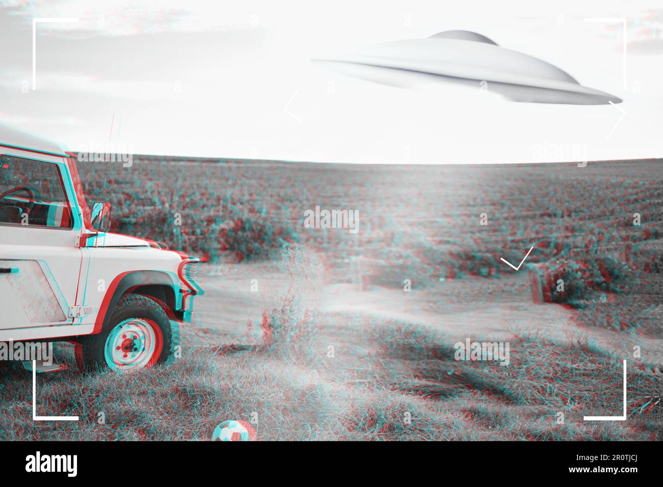 UFO, alieno e mirino con una navicella spaziale che vola nel cielo sopra l'area 51 per un'invasione. Videocamera, astronave e teoria della cospirazione con un Foto Stock