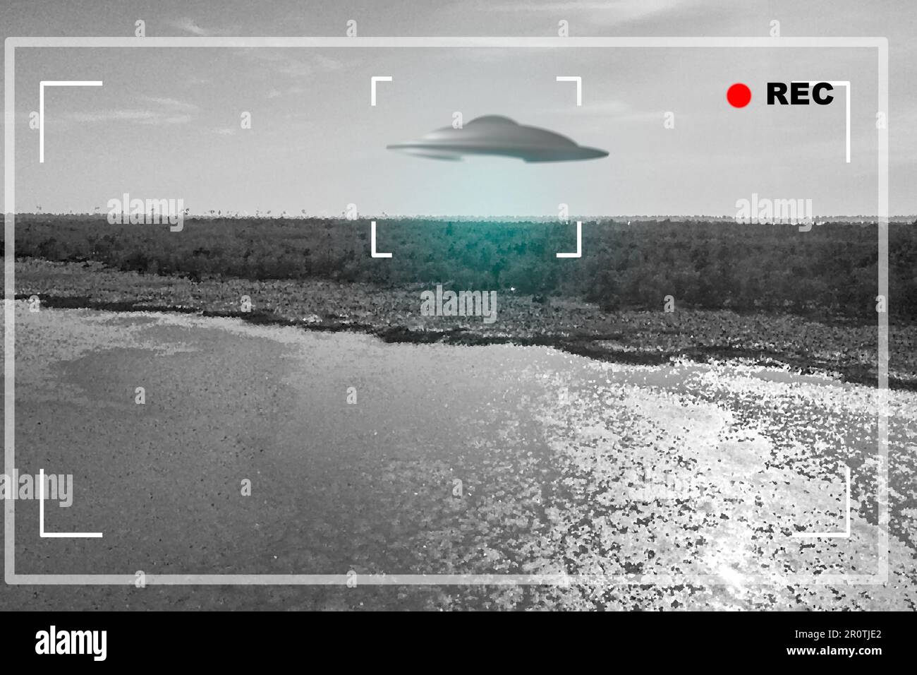 UFO, alieno e mirino con una navicella spaziale che vola nel cielo grigio sopra l'area 51 per un'invasione. Camcorder, navicella spaziale e cospirazione con un Foto Stock