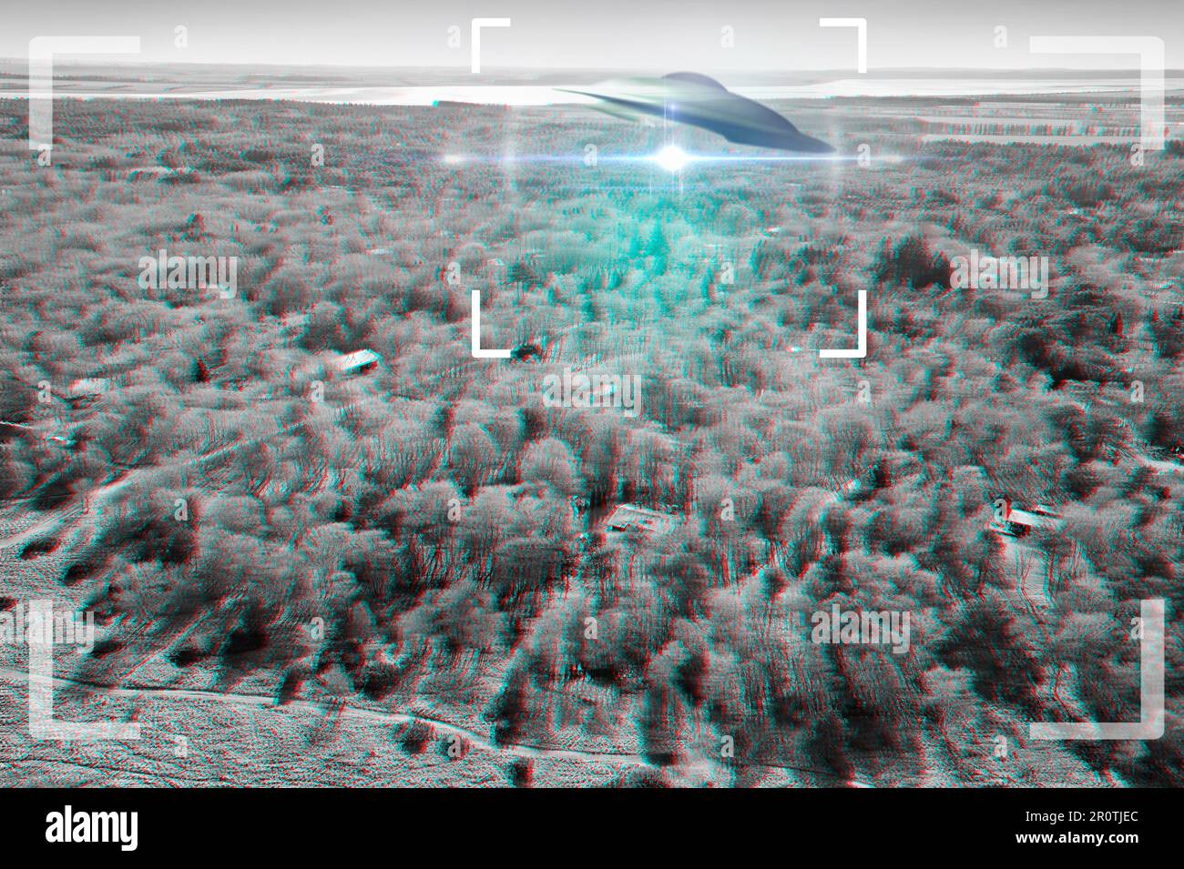 UFO, alieni e mirino con una navicella spaziale che vola nel cielo sopra l'area 51 per un'invasione. Videocamera, veicolo spaziale e teoria della cospirazione con un Foto Stock