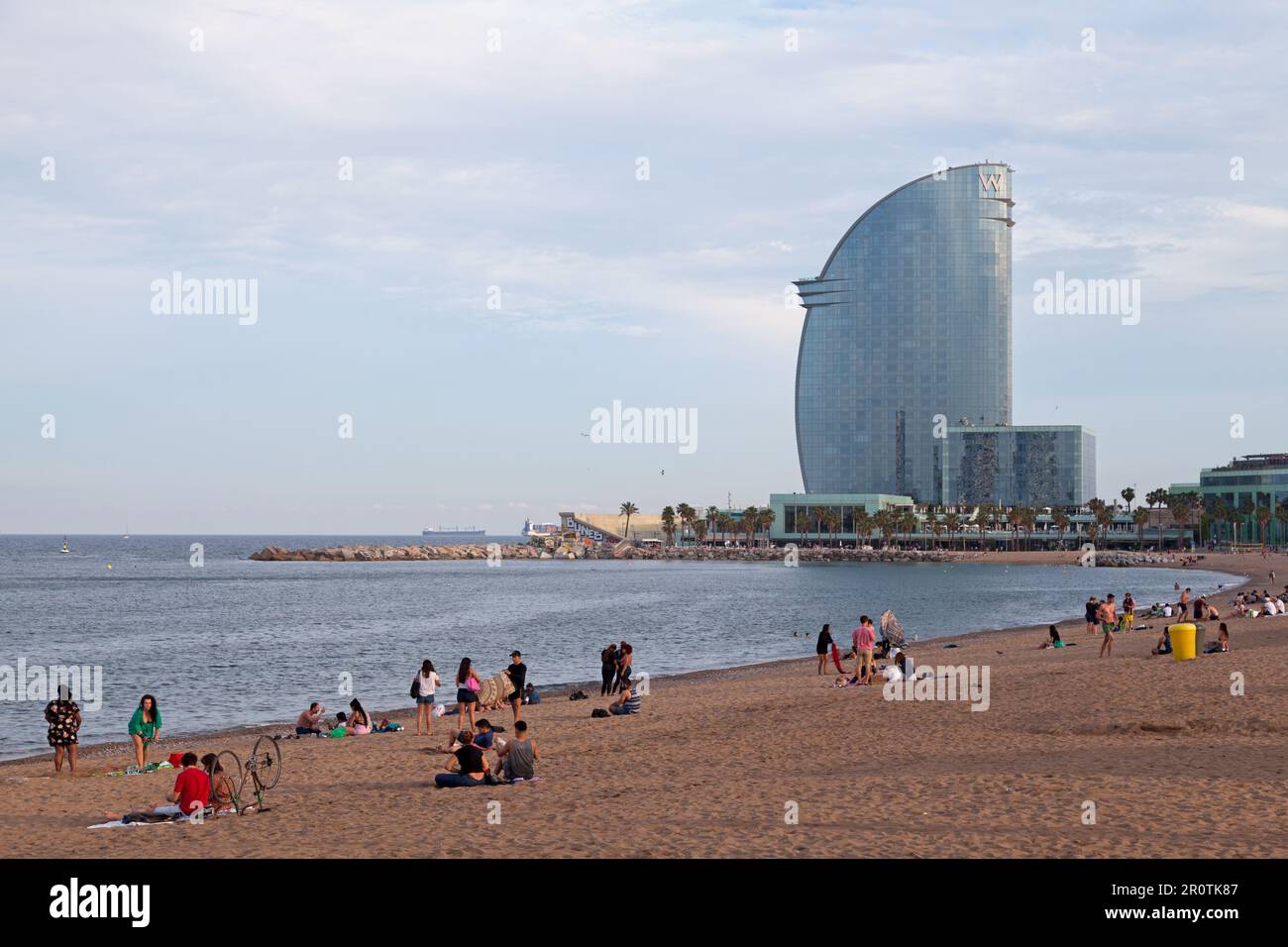 Barcellona, Spagna - Giugno 08 2018: Persone in spiaggia vicino al porto turistico. Foto Stock