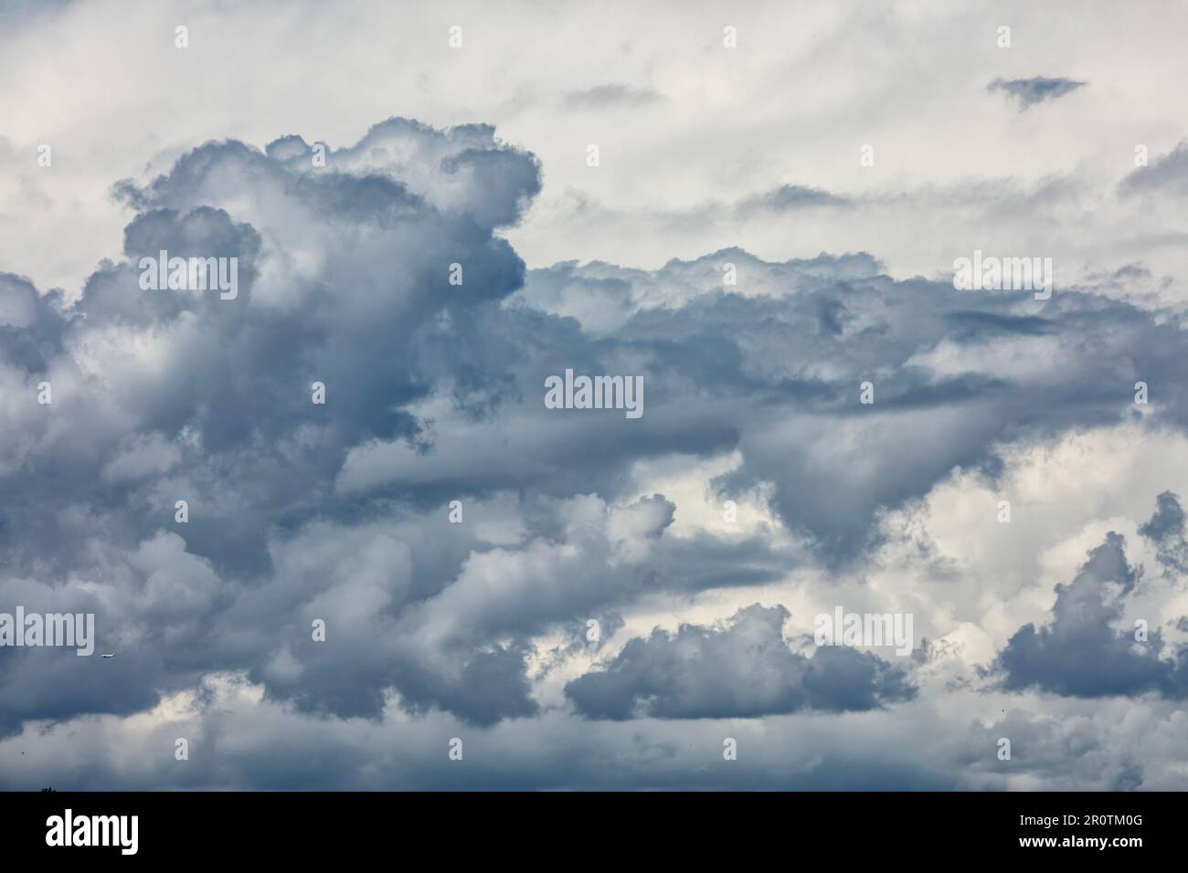 Drammatico cumulonimbus bianco e grigio tempesta tuono nuvole in una giornata di sole Foto Stock